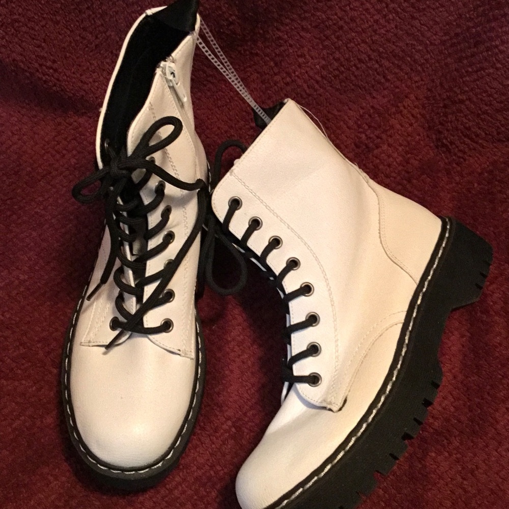 Women’s NWOT white UNIONBAY combat boots / size 7.5